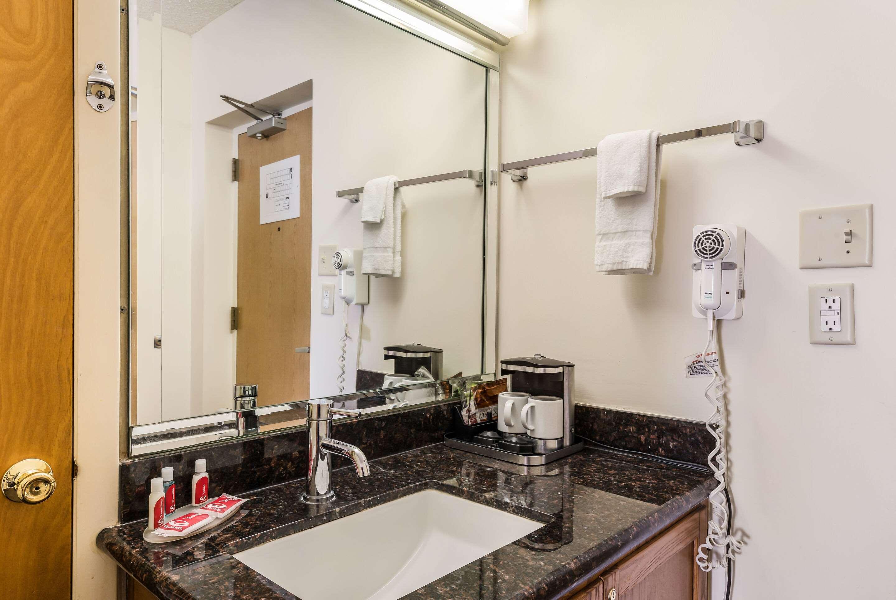Econo Lodge קוויקרטאון מראה חיצוני תמונה